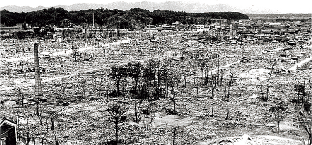1945年、空襲で焼け野原になった津市の市街地